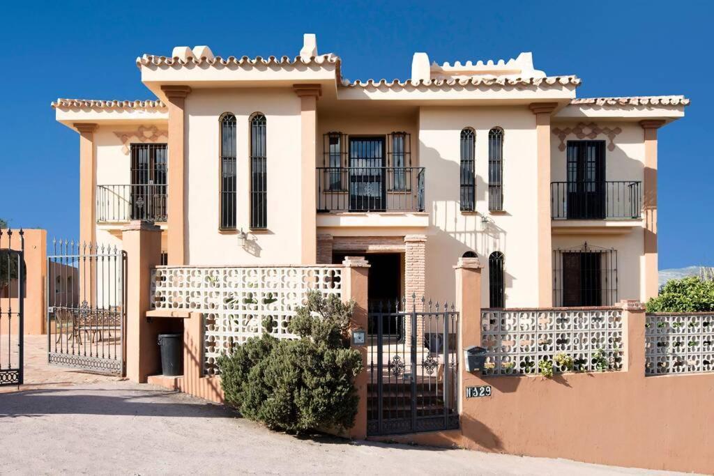Preciosa Villa Con Gran Piscina Y Fabulosas Vistas 알하우린데라토레 외부 사진